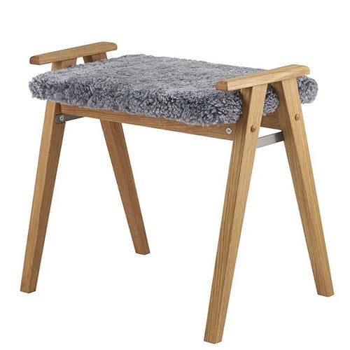 Alme Hocker Eiche lackiert/Schafsfell hellgrau