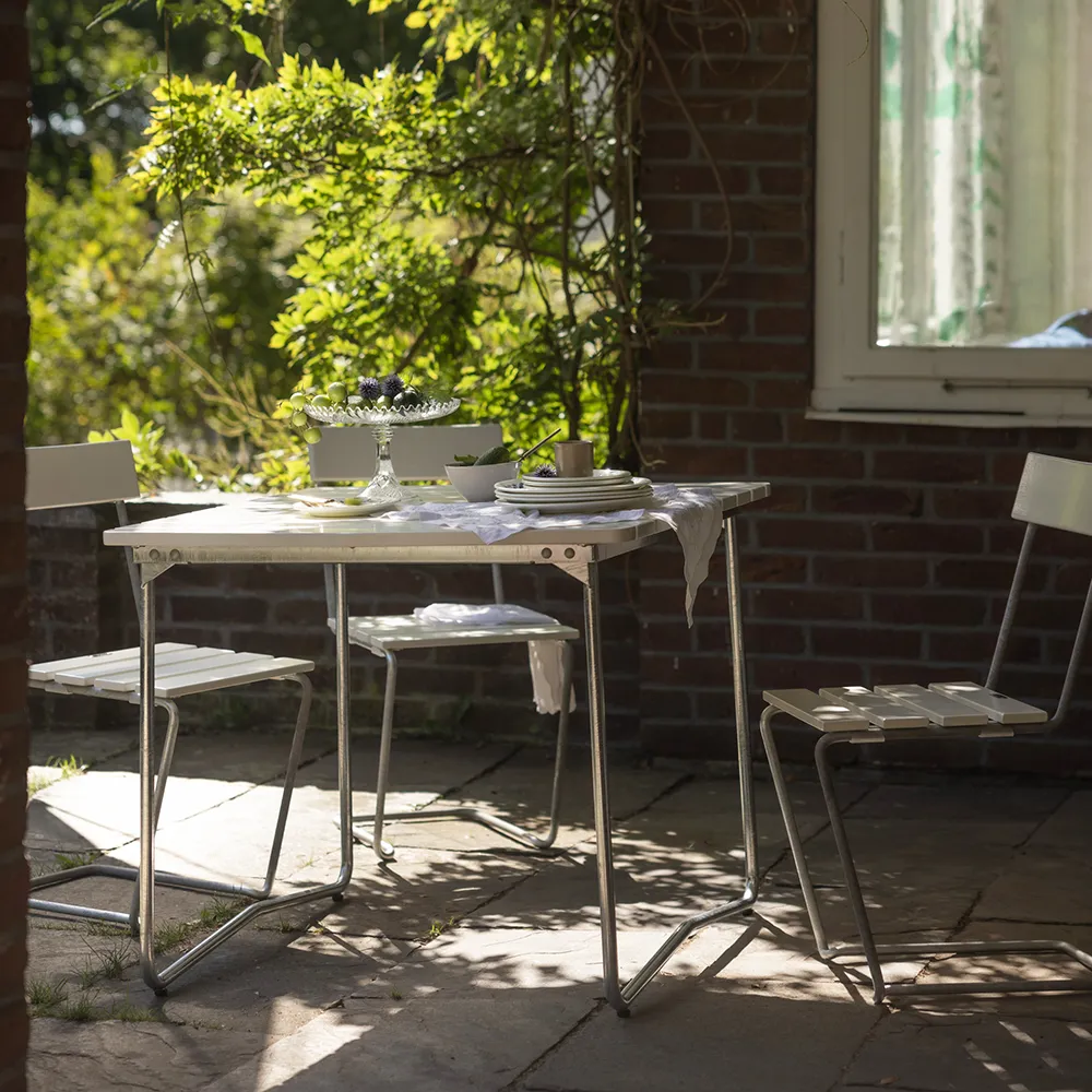 Tisch B31 84 Eiche weiß lackiert / Gestell feuerverzinkt