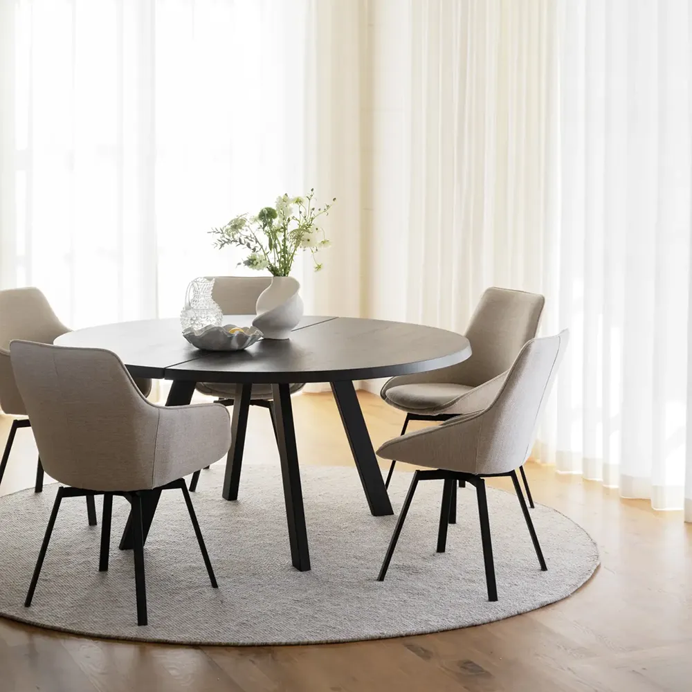 Alison Stuhl mit Armlehnen hellbeiger stoff/schwarze metallbeine