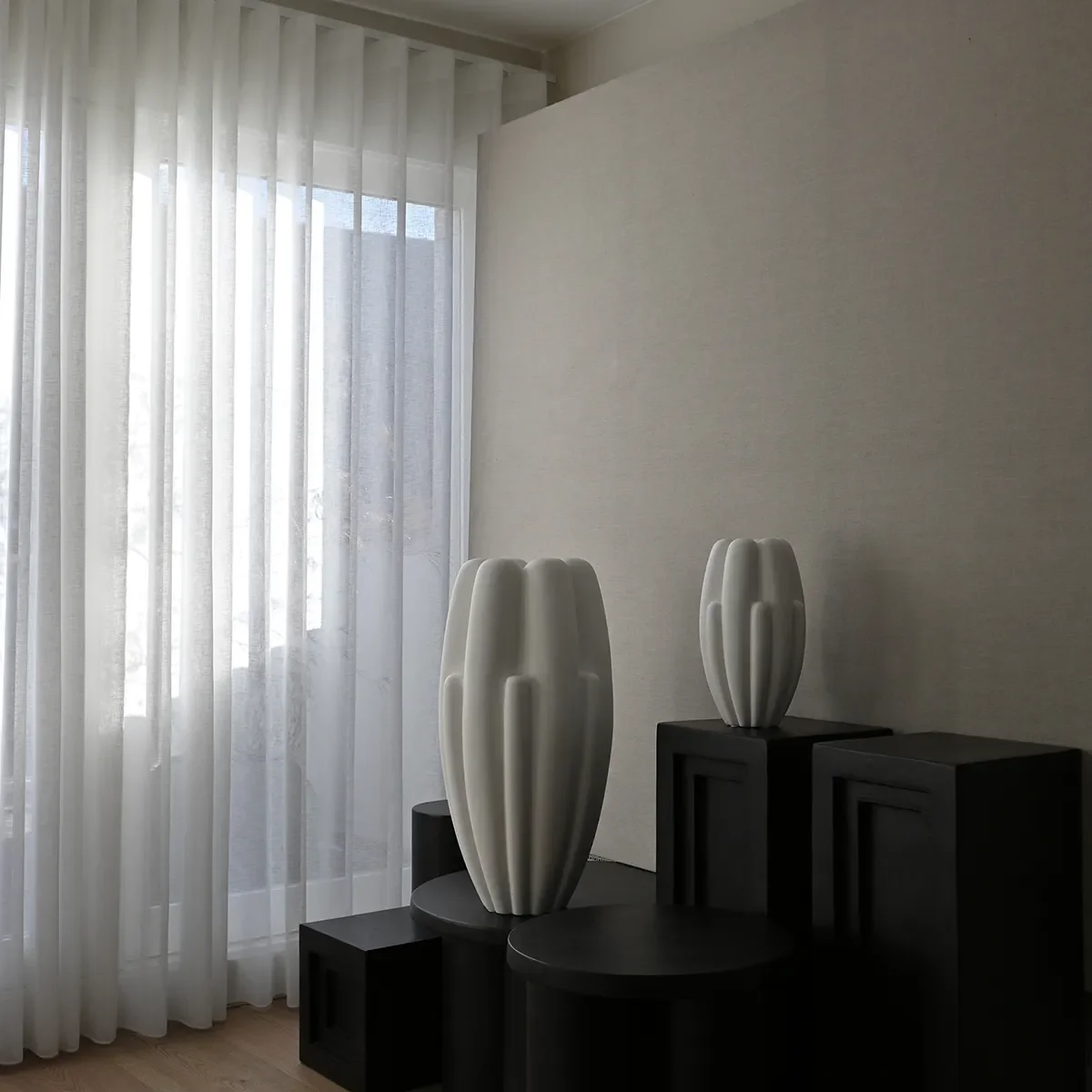 Handgefertigte Vase Bloom Slim Mini Bone White H34 cm