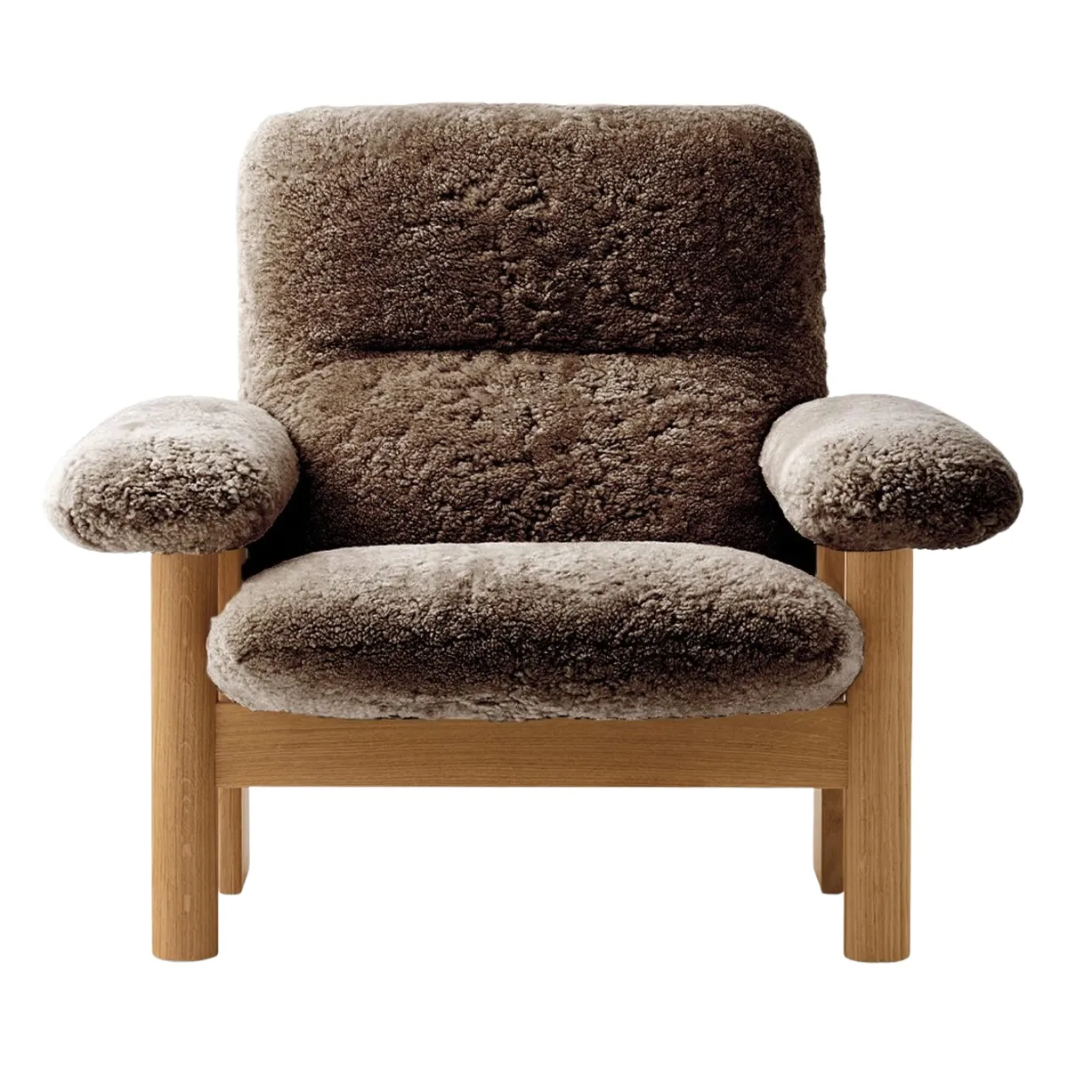 Brasilia Loungesessel Vollgepolstert Hohe Rückenlehne Vierbeingestell Massiveiche Natur Sheepskin Nevotex Sahara
