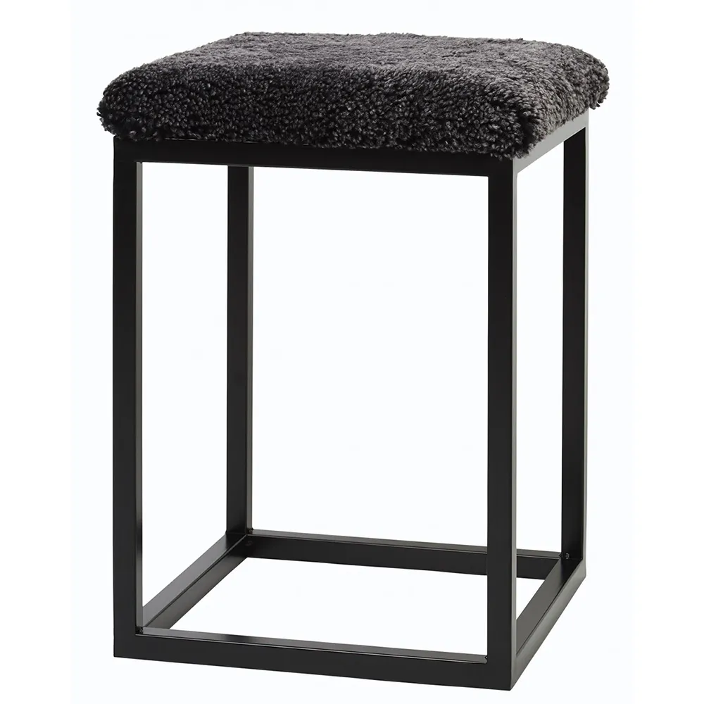 Palle Hocker mit Schafsfell Dunkelgrau/Schwarz