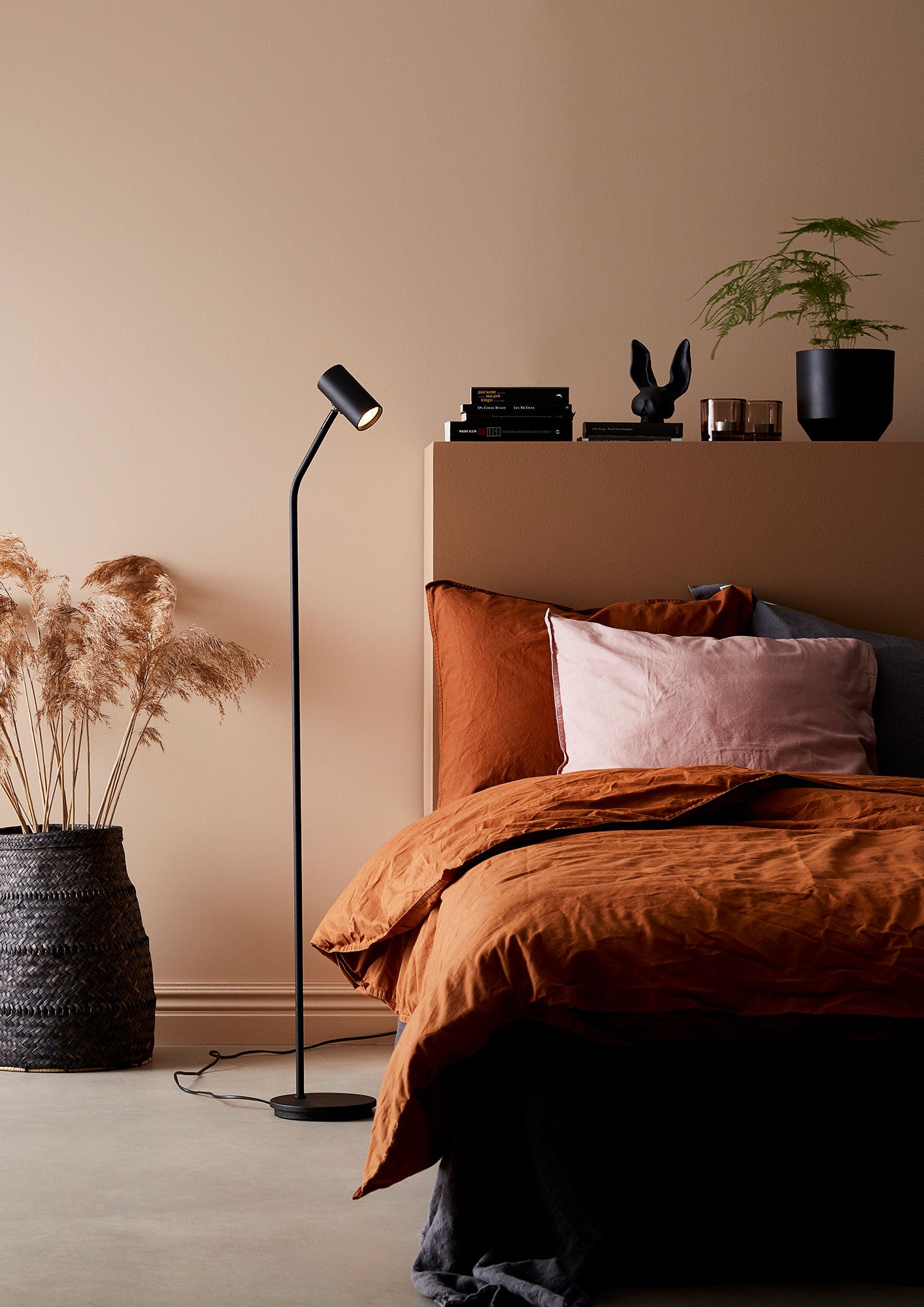 Tyson Stehleuchte Schwarz Struktur Gu10