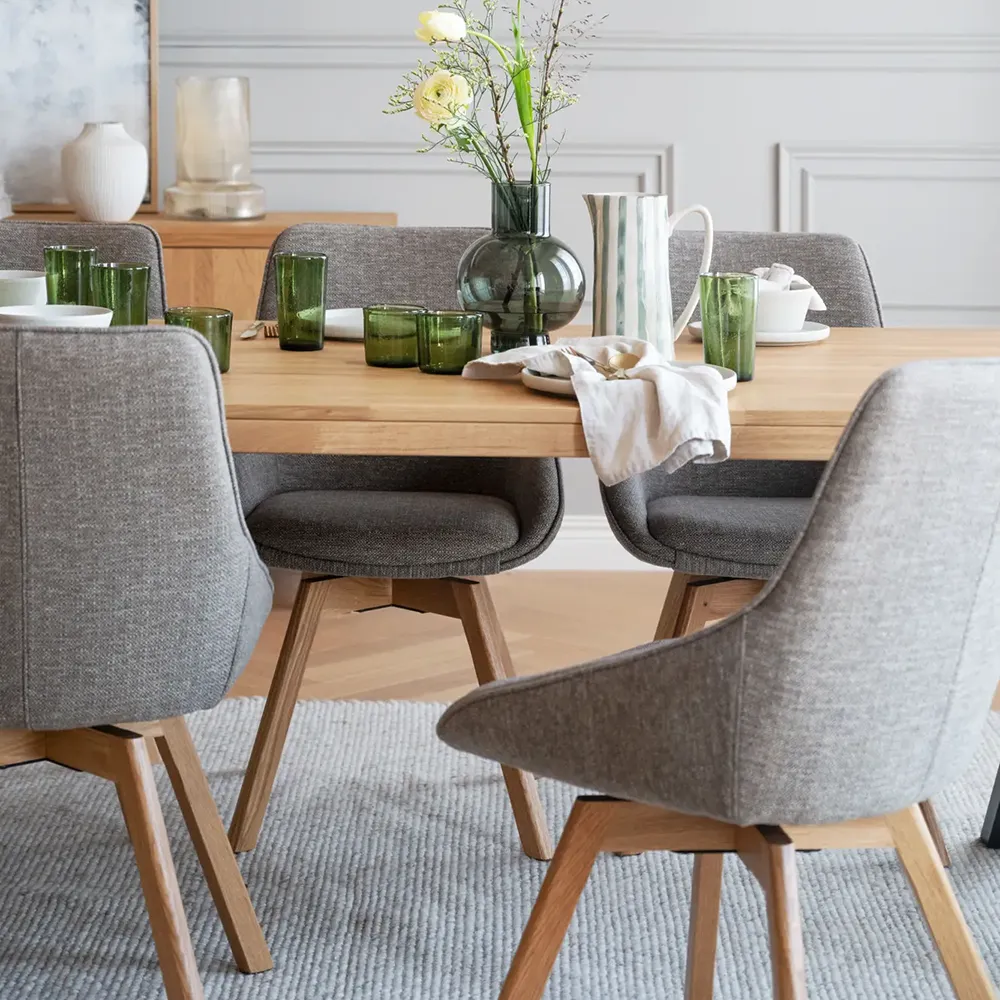 Alison Esszimmerstuhl dunkelbeiger stoff/eichenbeine