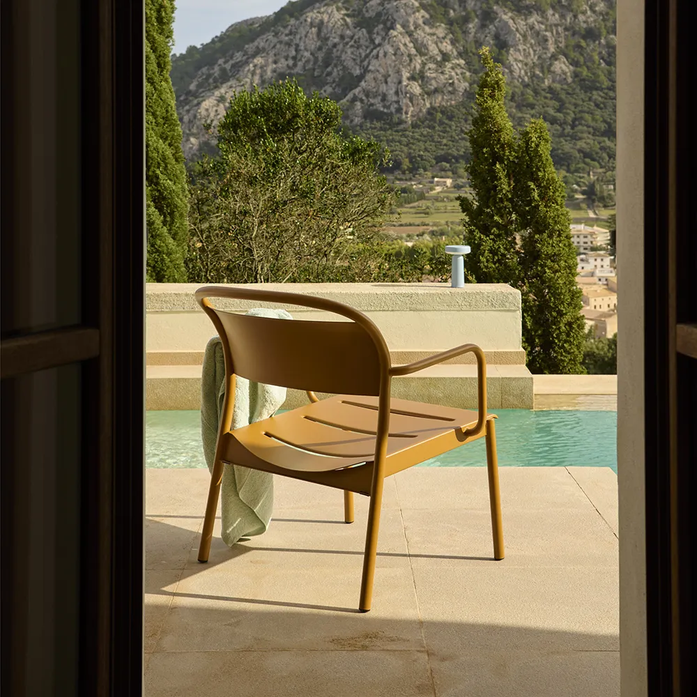 Linear Steel Sessel Burnt Orange 