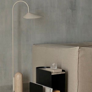 Verstellbare Stehlampe mit Travertinfuß Arum Cashmere