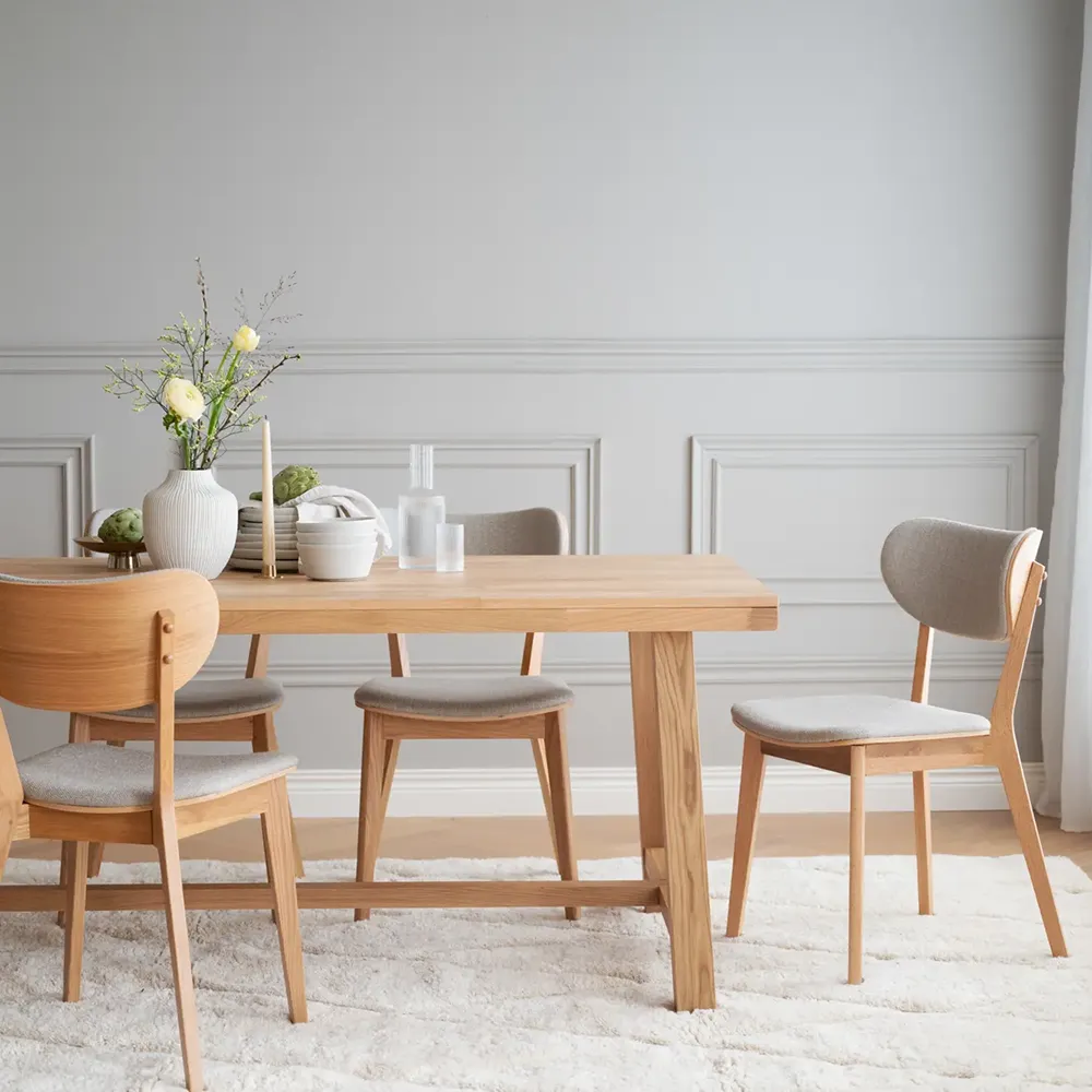 Kato Esszimmerstuhl lackierte Eiche/grau-beiger Stoffbezug