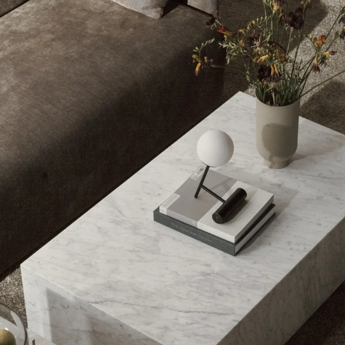 Plinth Couchtisch aus Carrara-Marmor, niedrig