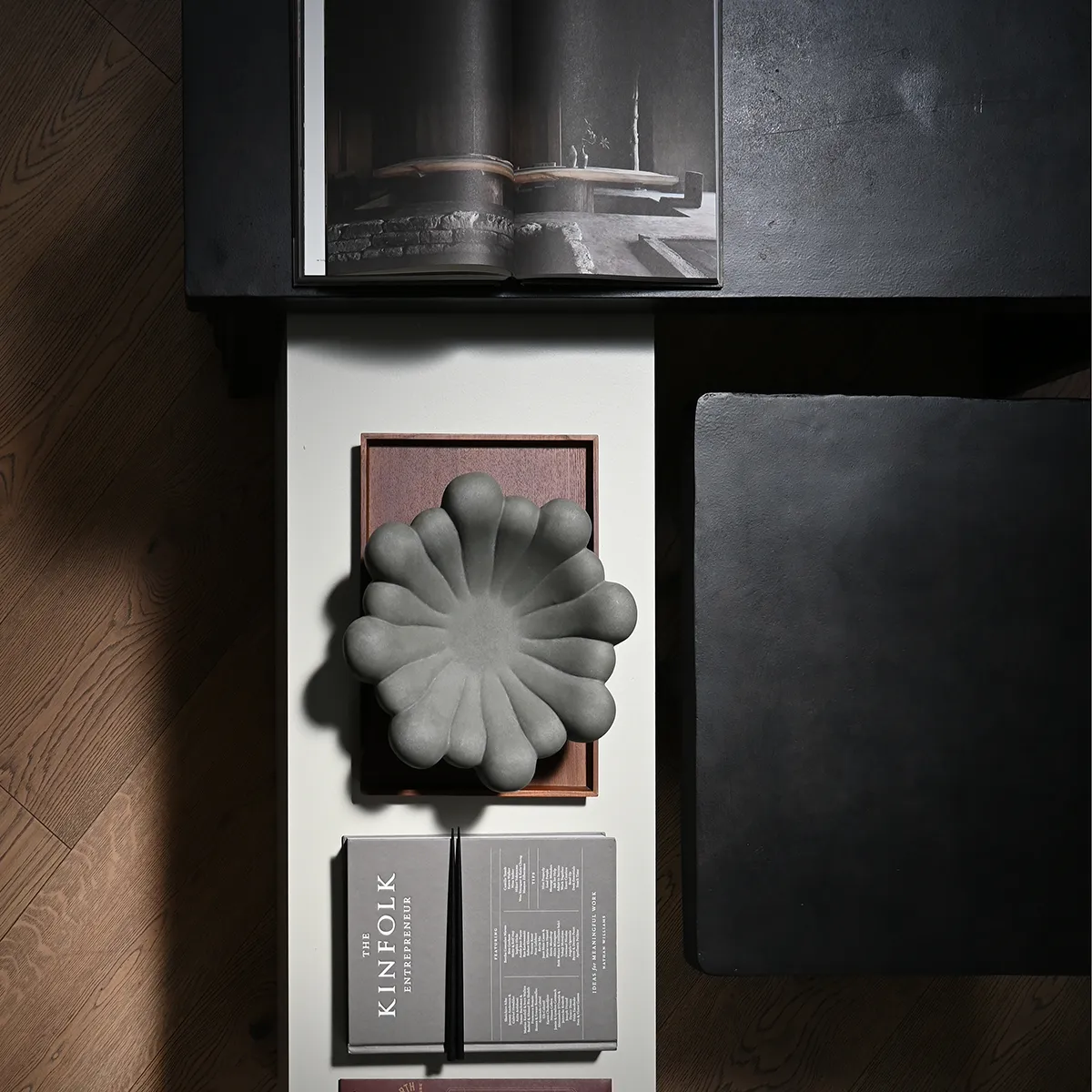 Handgefertigte Dekoschale Bloom Dark Grey Ø 28,5 cm