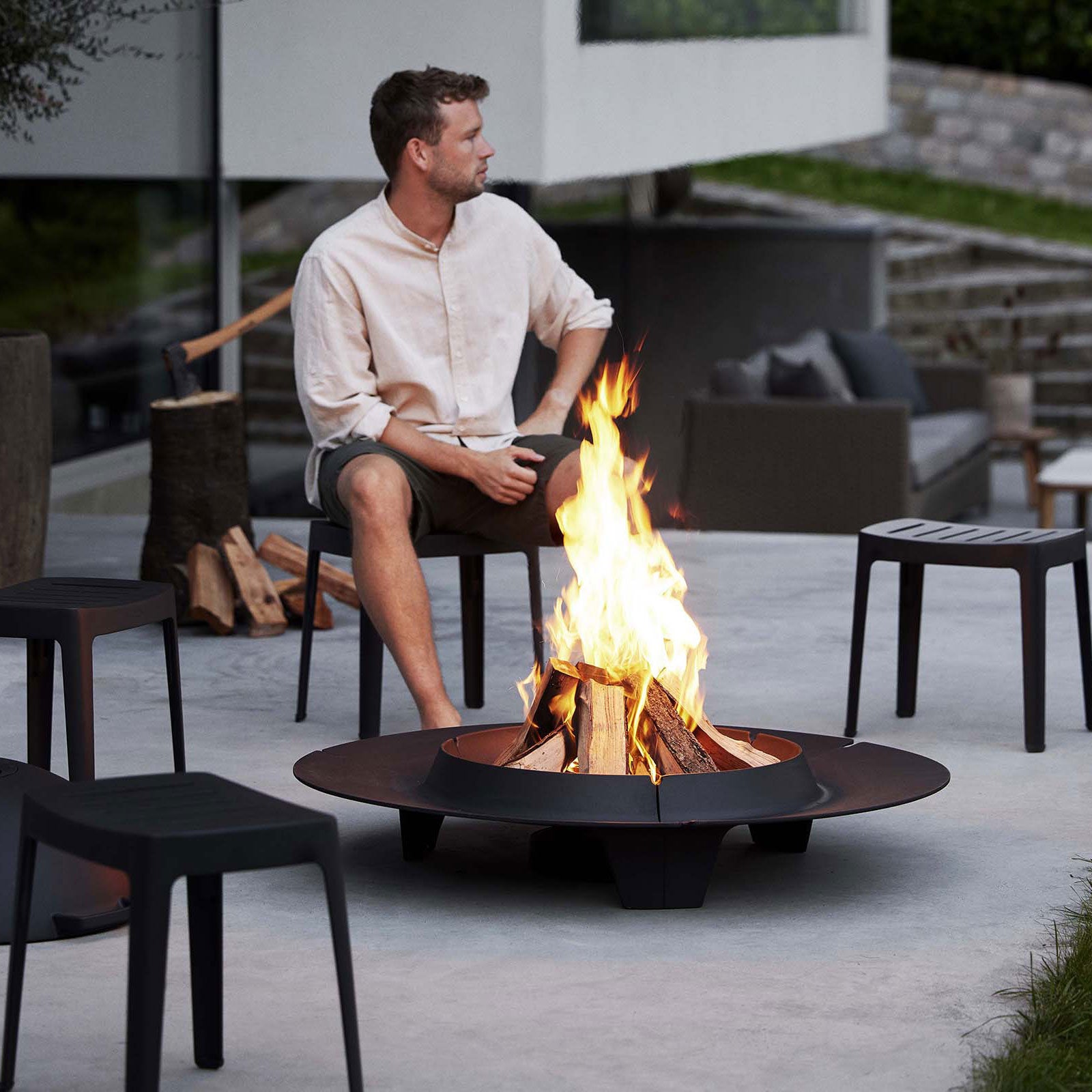 Cut Hocker Black Aluminium