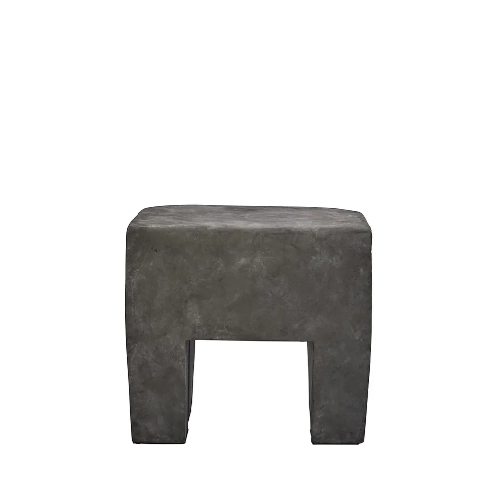 Skulptierter Hocker – Beton