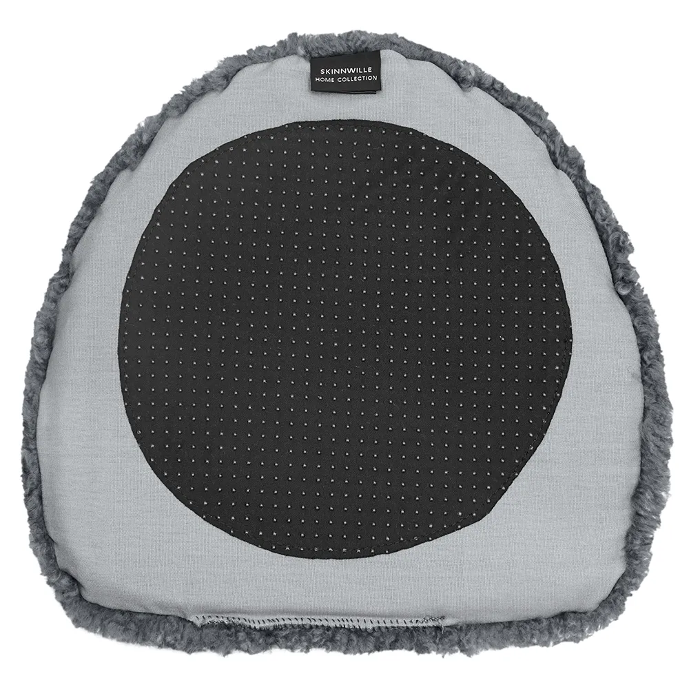 Curly shape Sitzkissen Schafsfell Charcoal Grau Silber