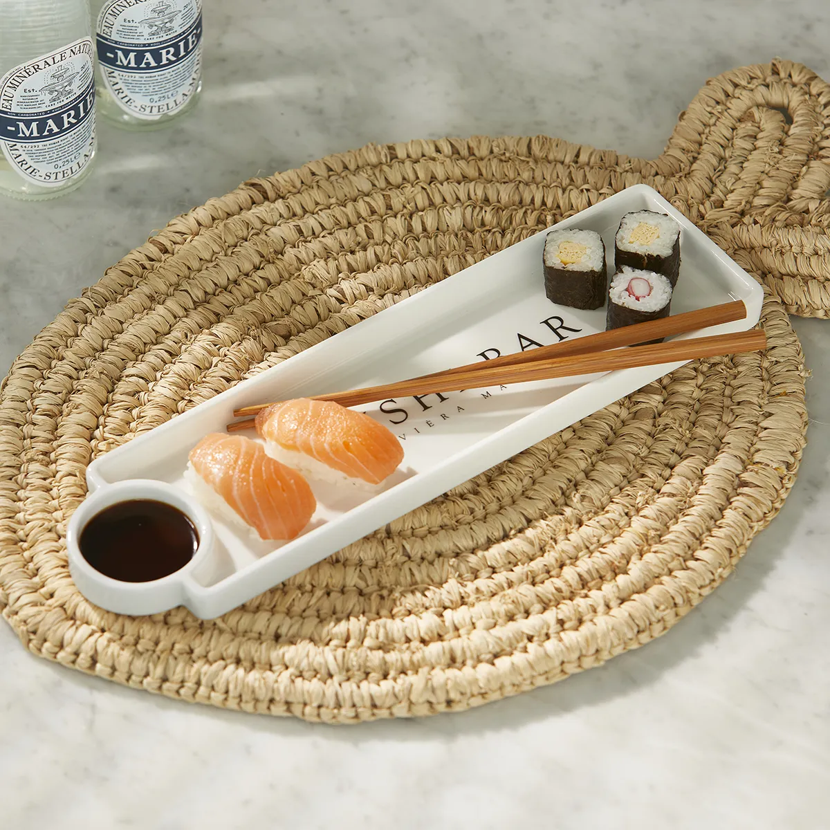 Teller Sushi Bar mit Stäbchen