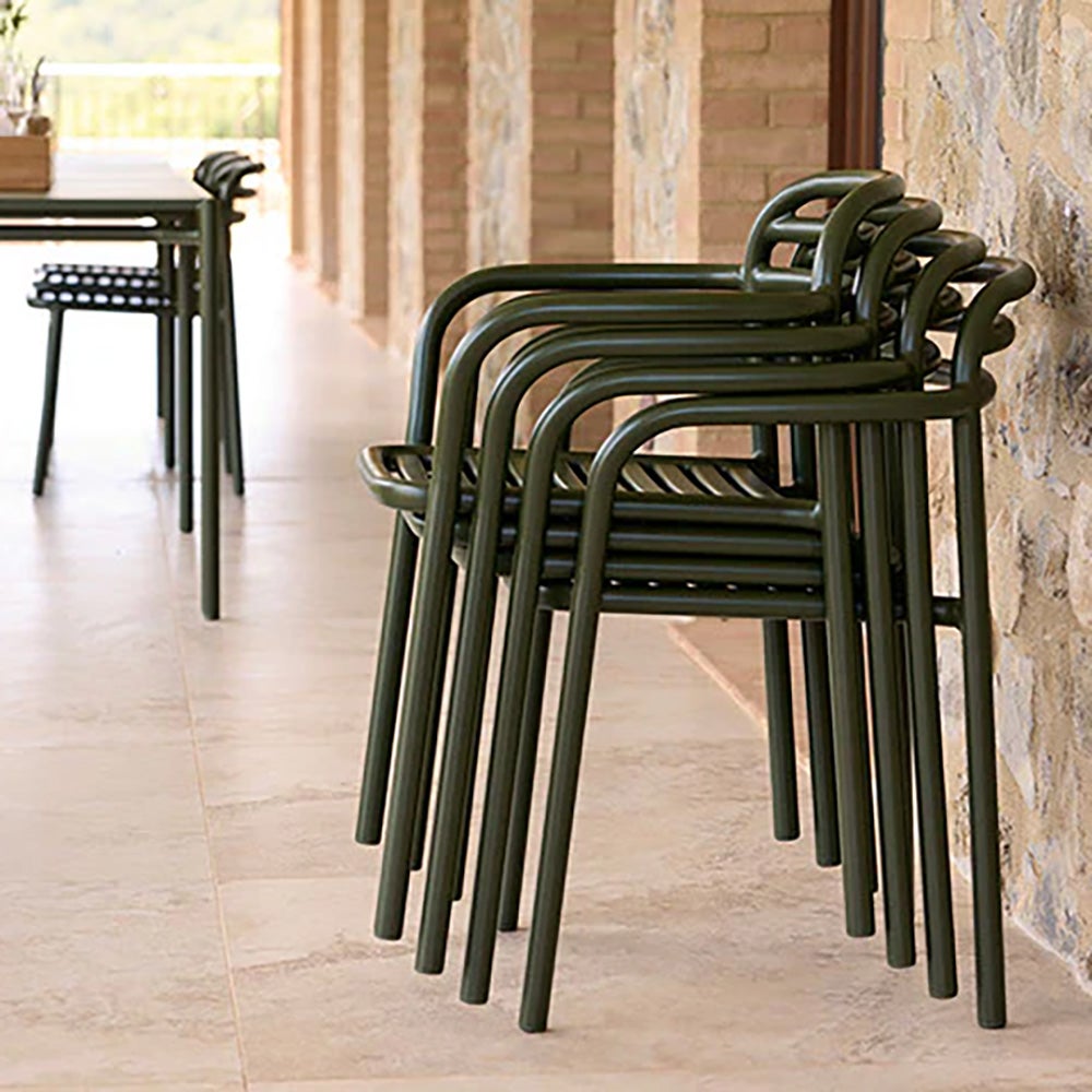 Bliss Esstisch inkl. zwei Stühlen mit Armlehnen - Dunkelgrünes Aluminium