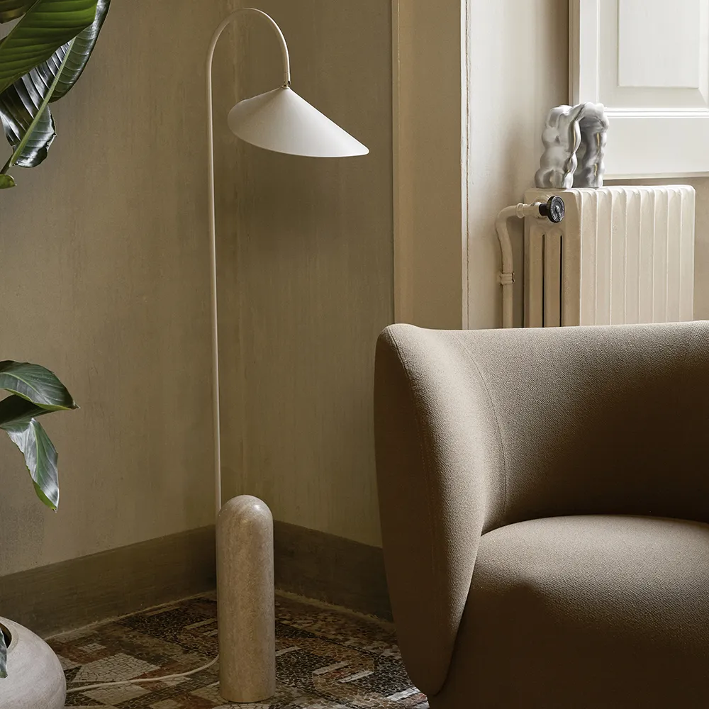 Verstellbare Stehlampe mit Travertinfuß Arum Cashmere