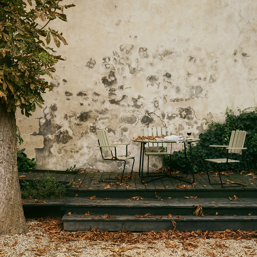 Tisch 9A 100 Eiche grün lackiert / schwarzer Ständer