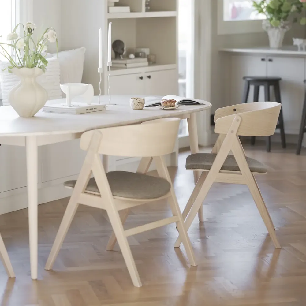 Waterton Esszimmerstuhl mit Armlehnen Eiche weiß pigmentiert/brauner Stoff