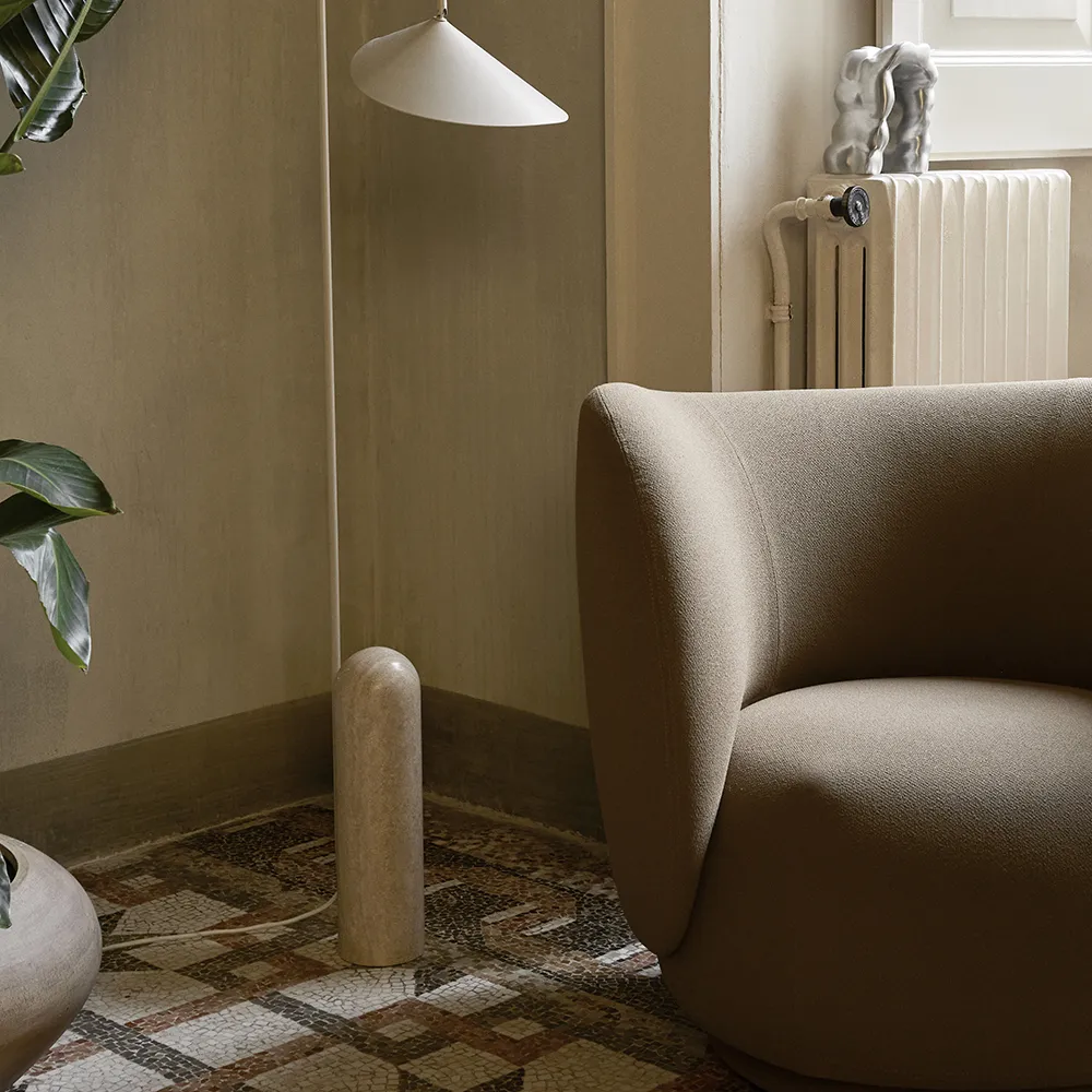 Verstellbare Stehlampe mit Travertinfuß Arum Cashmere