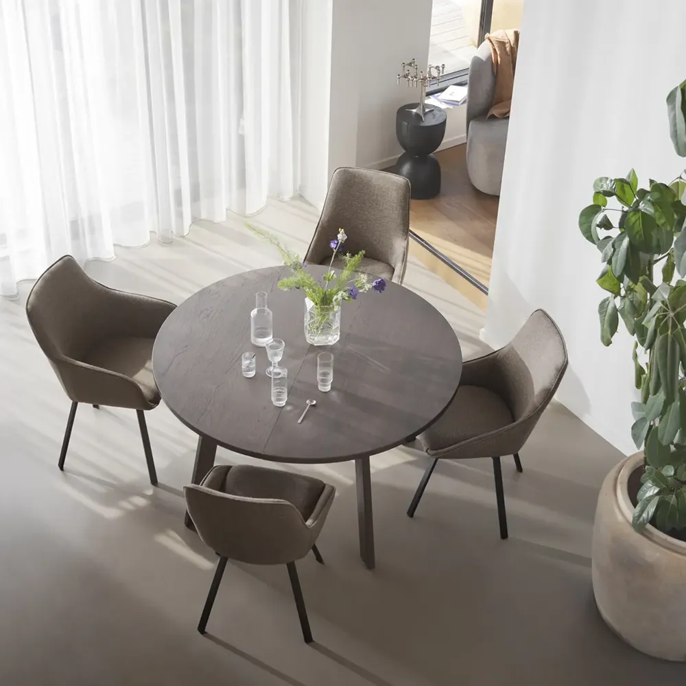 Alison Stuhl mit Armlehnen dunkelbeiger stoff/schwarze metallbeine