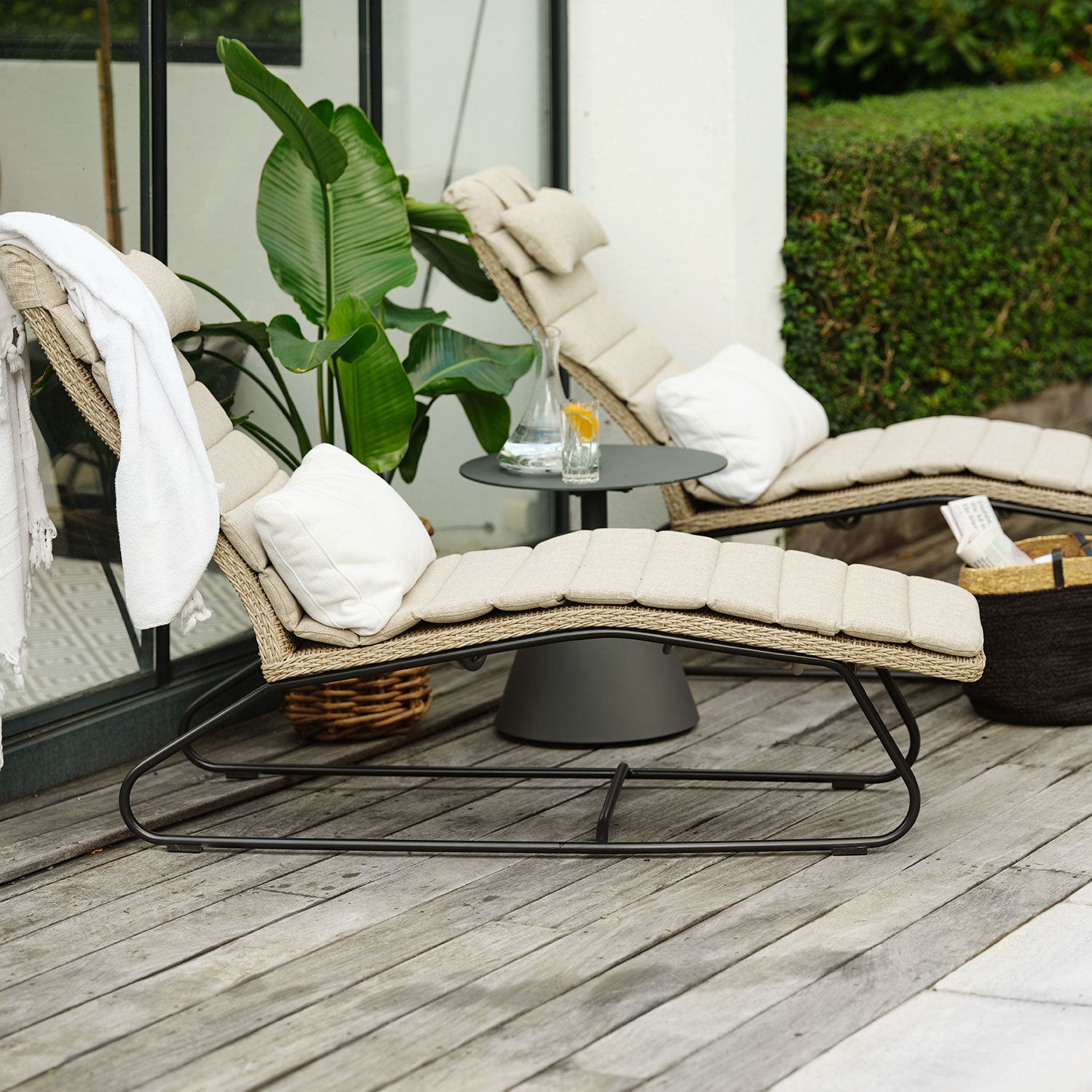 Akleja Liegebett beige mit Kissen