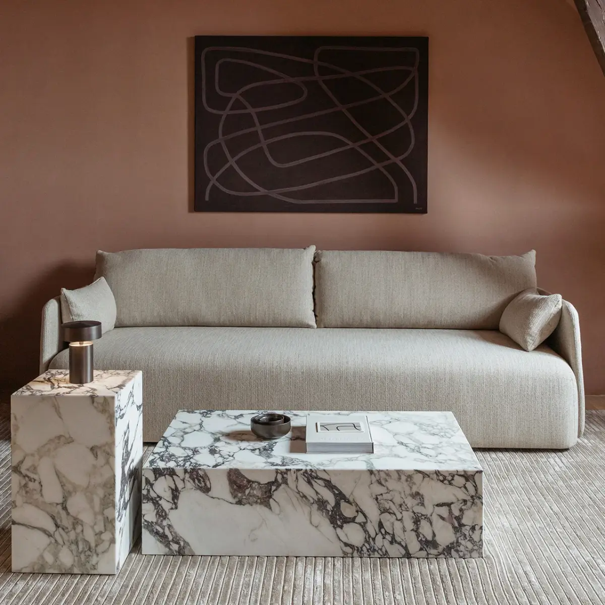 Plinth Couchtisch aus Marmor, niedrig, Calacatta Viola