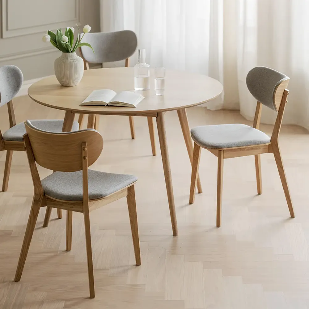 Kato Esszimmerstuhl lackierte Eiche/hellgrauer Stoff