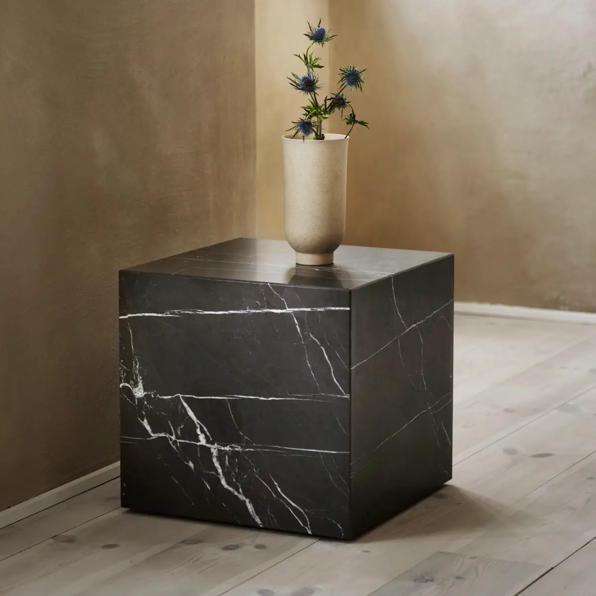 Plinth Tisch aus Nero Marquina-Marmor