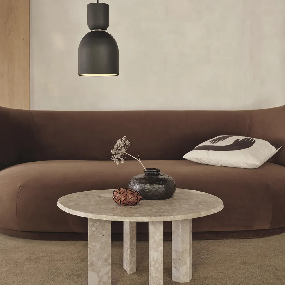 Handbestickter Kissenbezug Pose aus Bio-Baumwolle