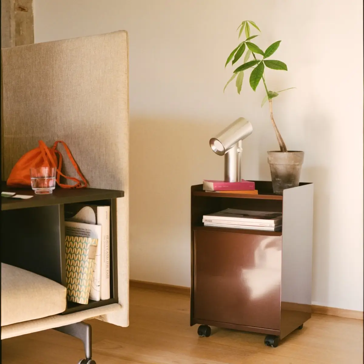 Folded Trolley H 61,5 cm mit Schublade – Dunkelrot