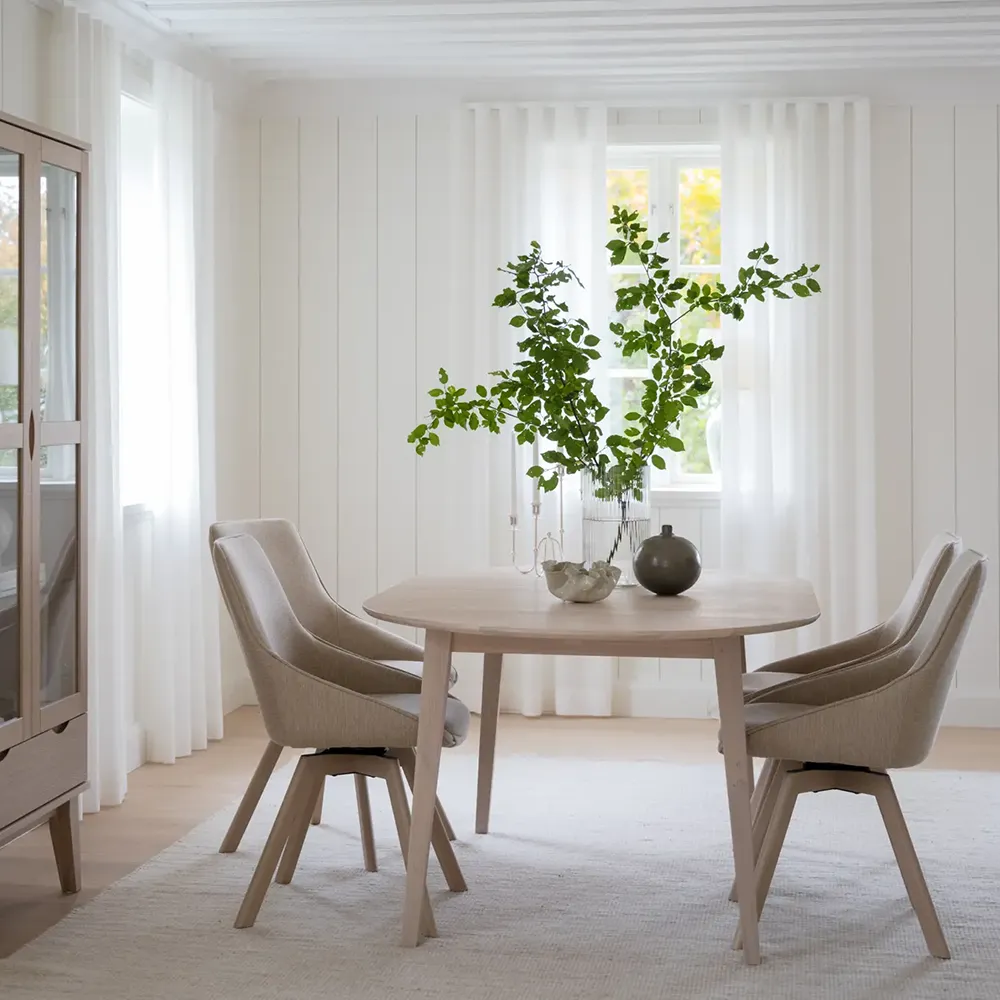 Alison Esszimmerstuhl hellbeiger stoff/weiß pigmentierte eichenbeine