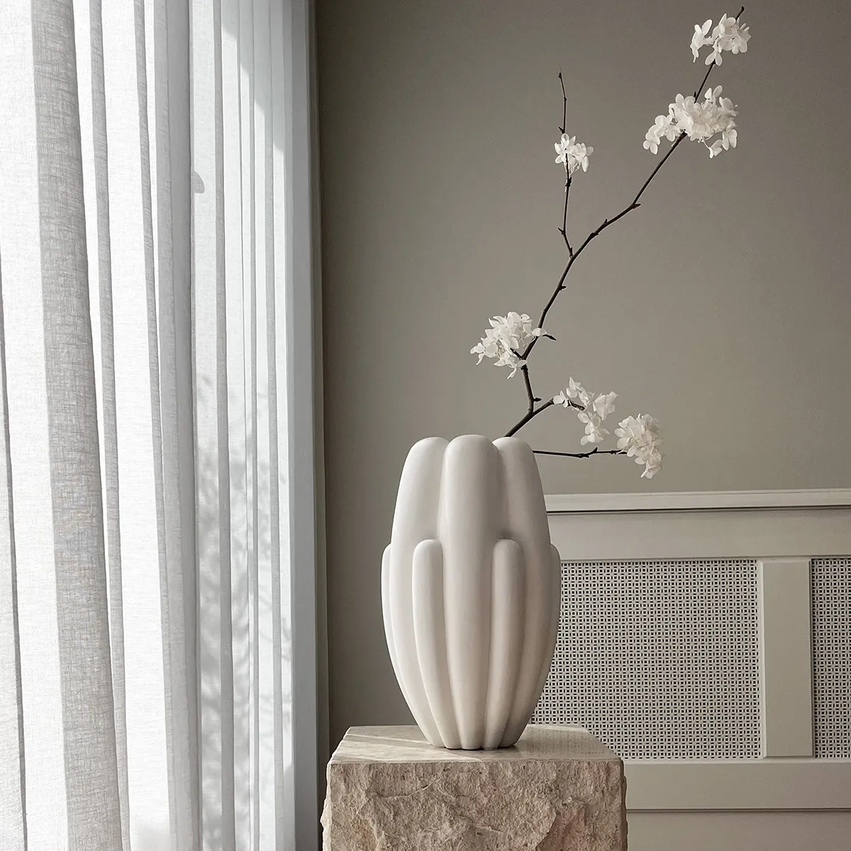 Handgefertigte Vase Bloom Slim Mini Bone White H34 cm