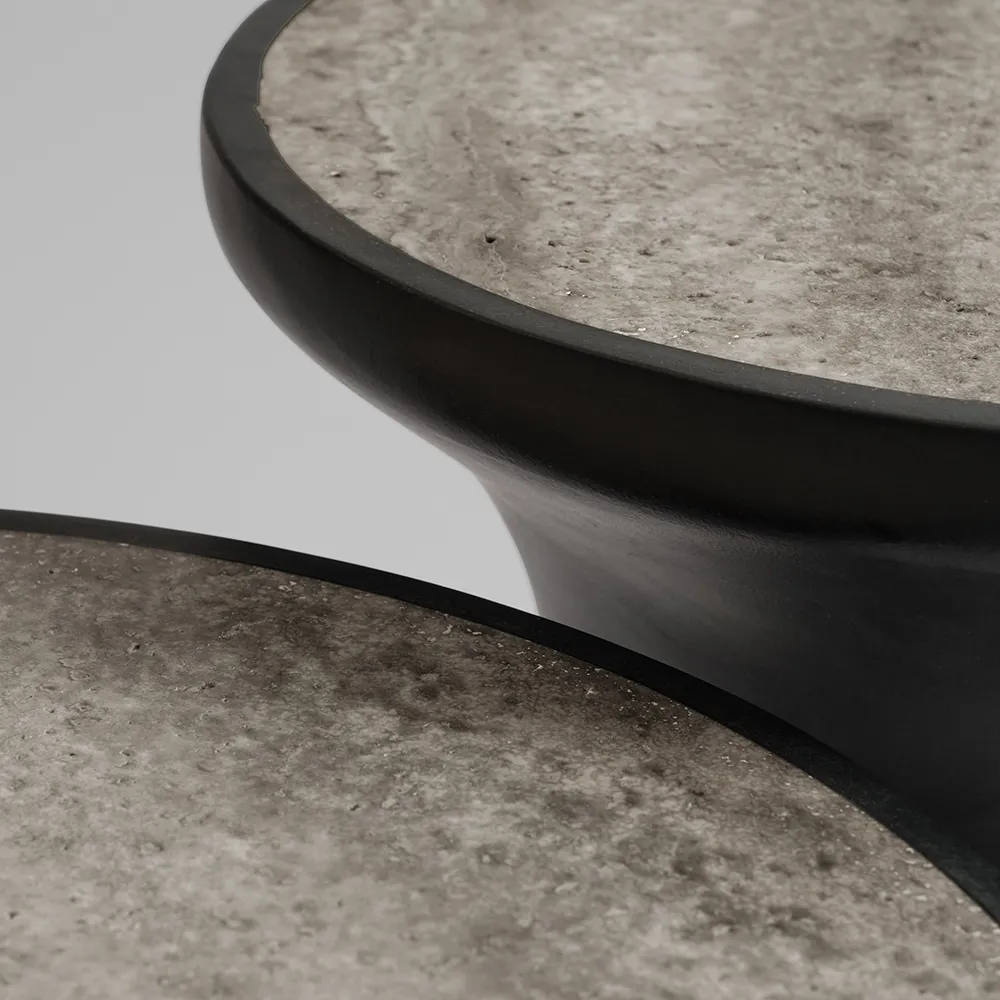 Trumpet Couchtisch, niedrig – Silber-Travertin