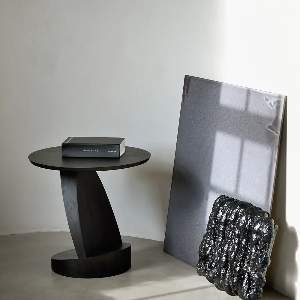 Oblic Beistelltisch Schwarz lackiertes Teakholz