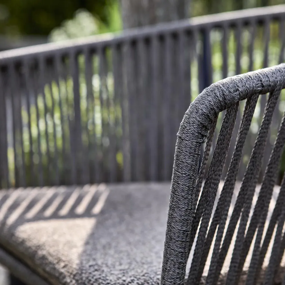 PIATTO Stuhl mit Armlehnen – Raw Peanut / Schwarz