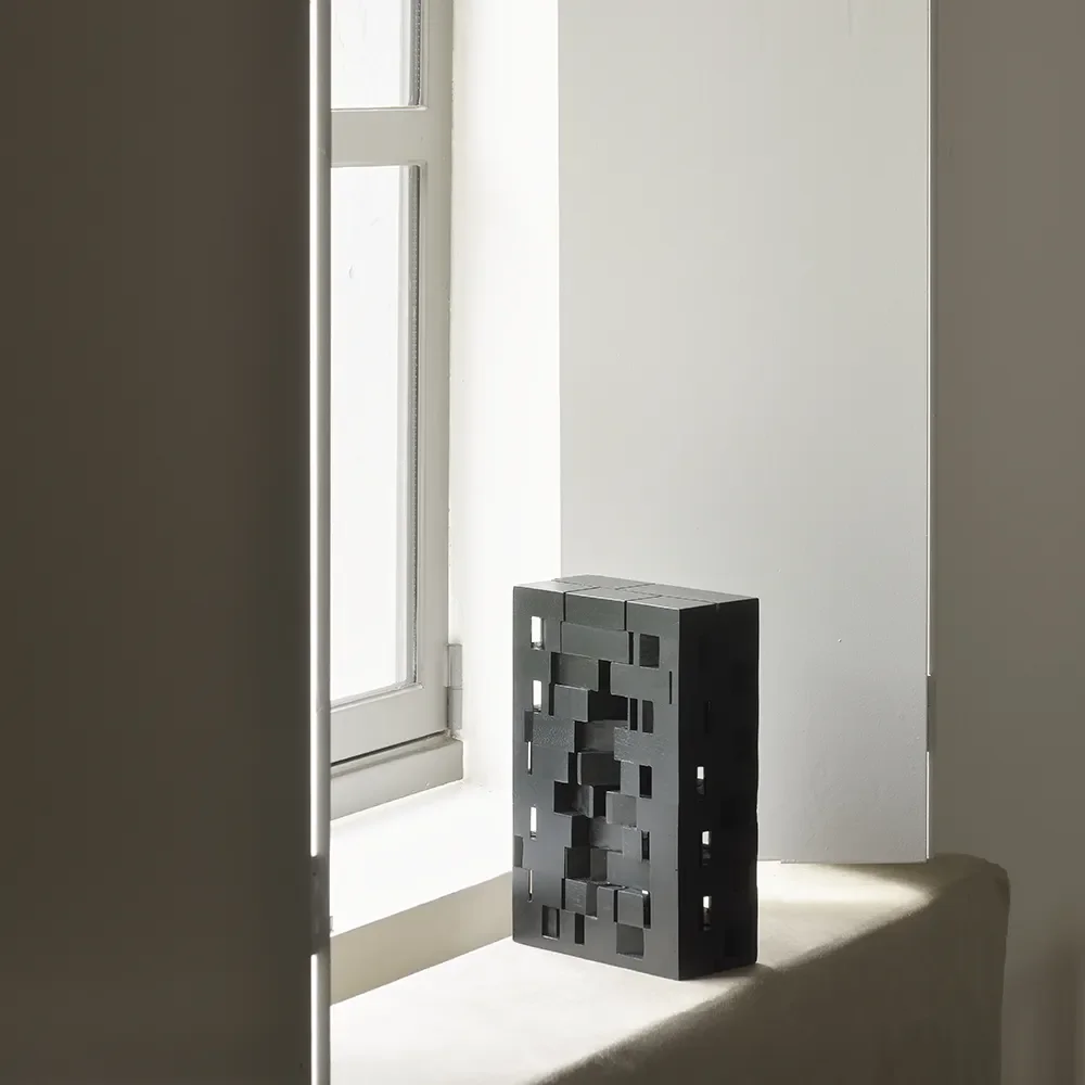 Urban House skulptur aus schwarz lackiertem Mahagoni