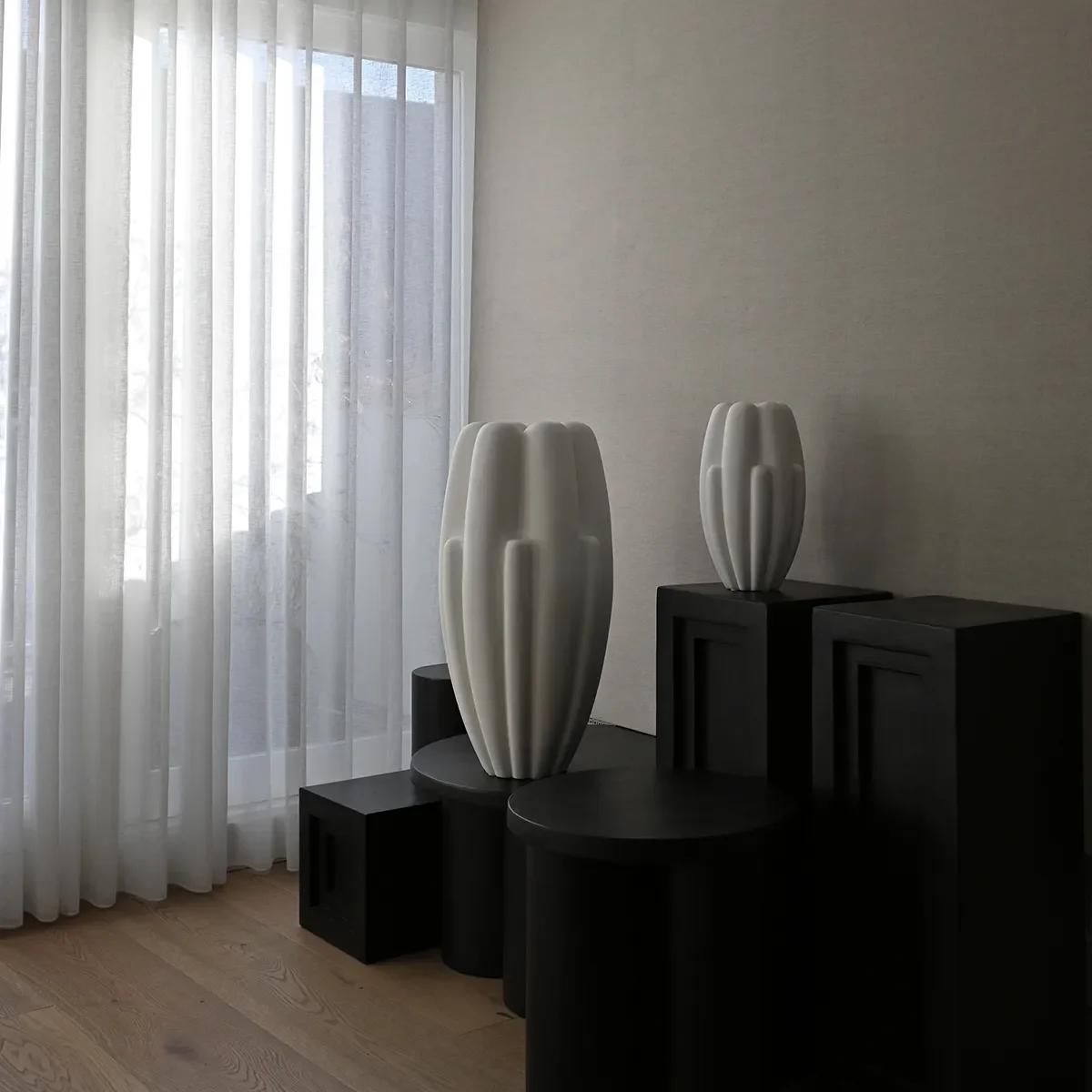 Handgefertigte Vase Bloom Slim Big Bone White H68 cm