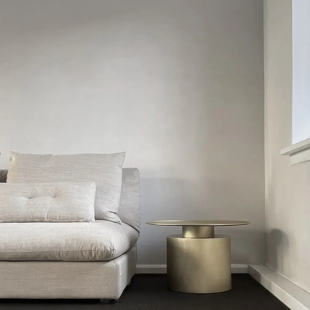 Pillar Couchtisch, niedrig – Messing