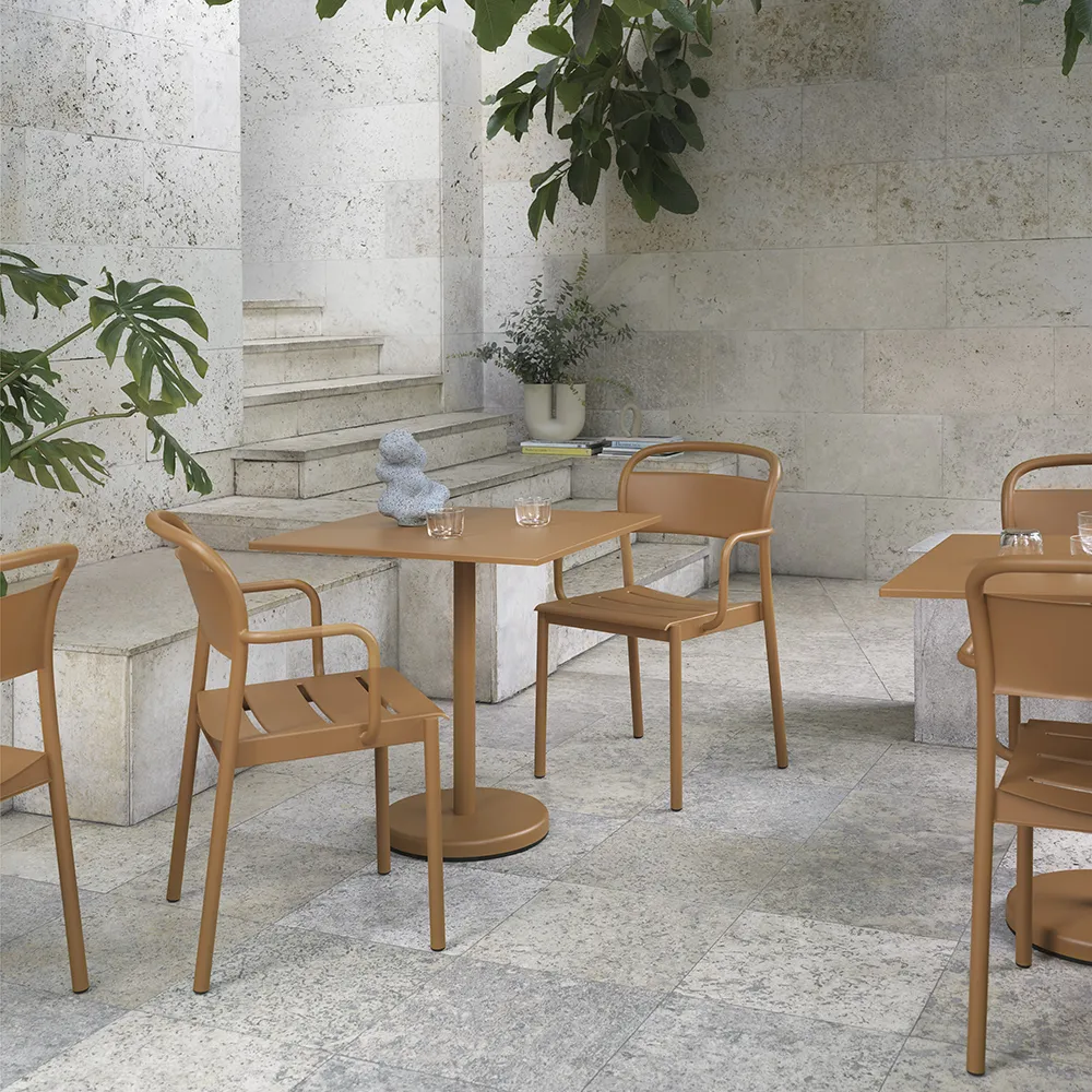 Linear Steel Stuhl mit Armlehnen - Pale Blue 