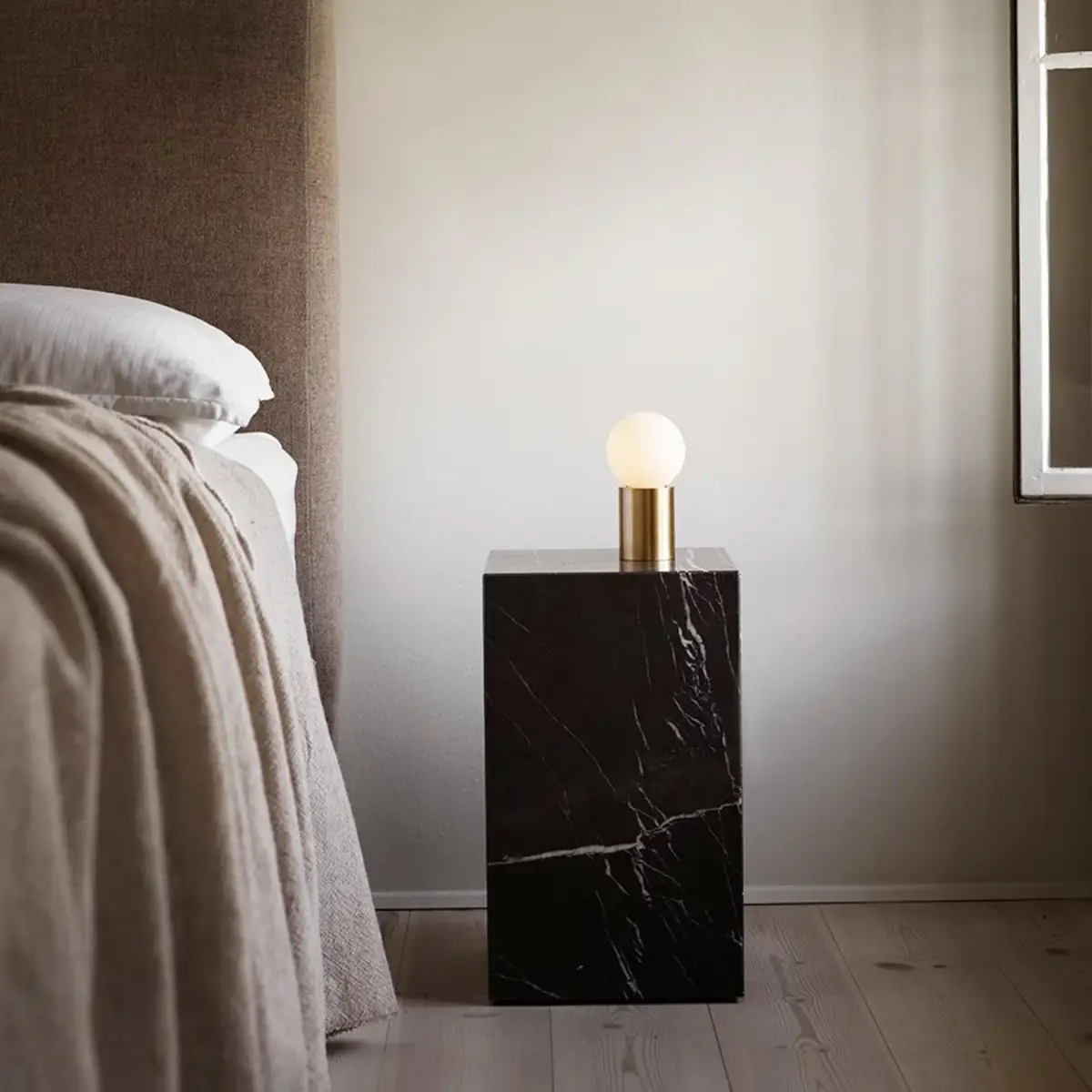 Plinth Beistelltisch aus Marmor, hoch, Nero Marquina