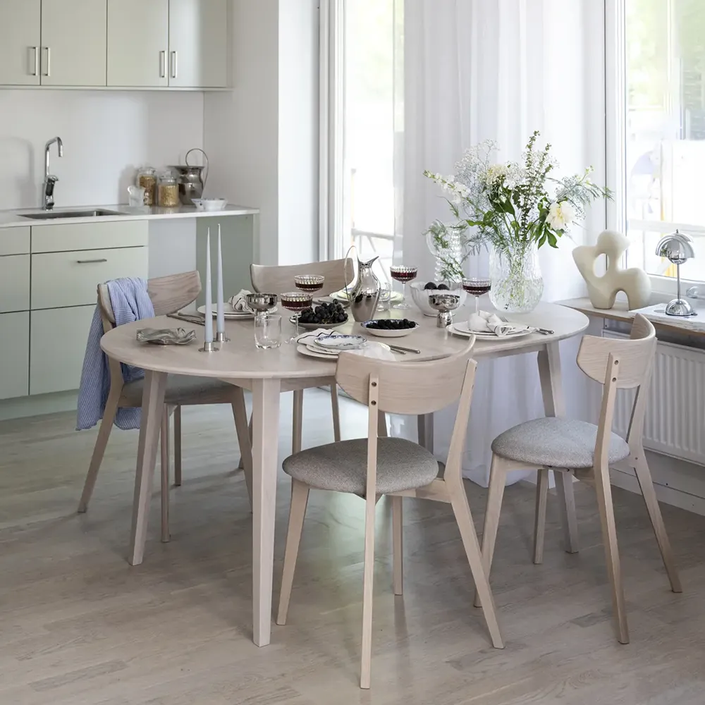 Ami Esszimmerstuhl aus weiß pigmentierter Eiche mit grau-beigem Stoffbezug