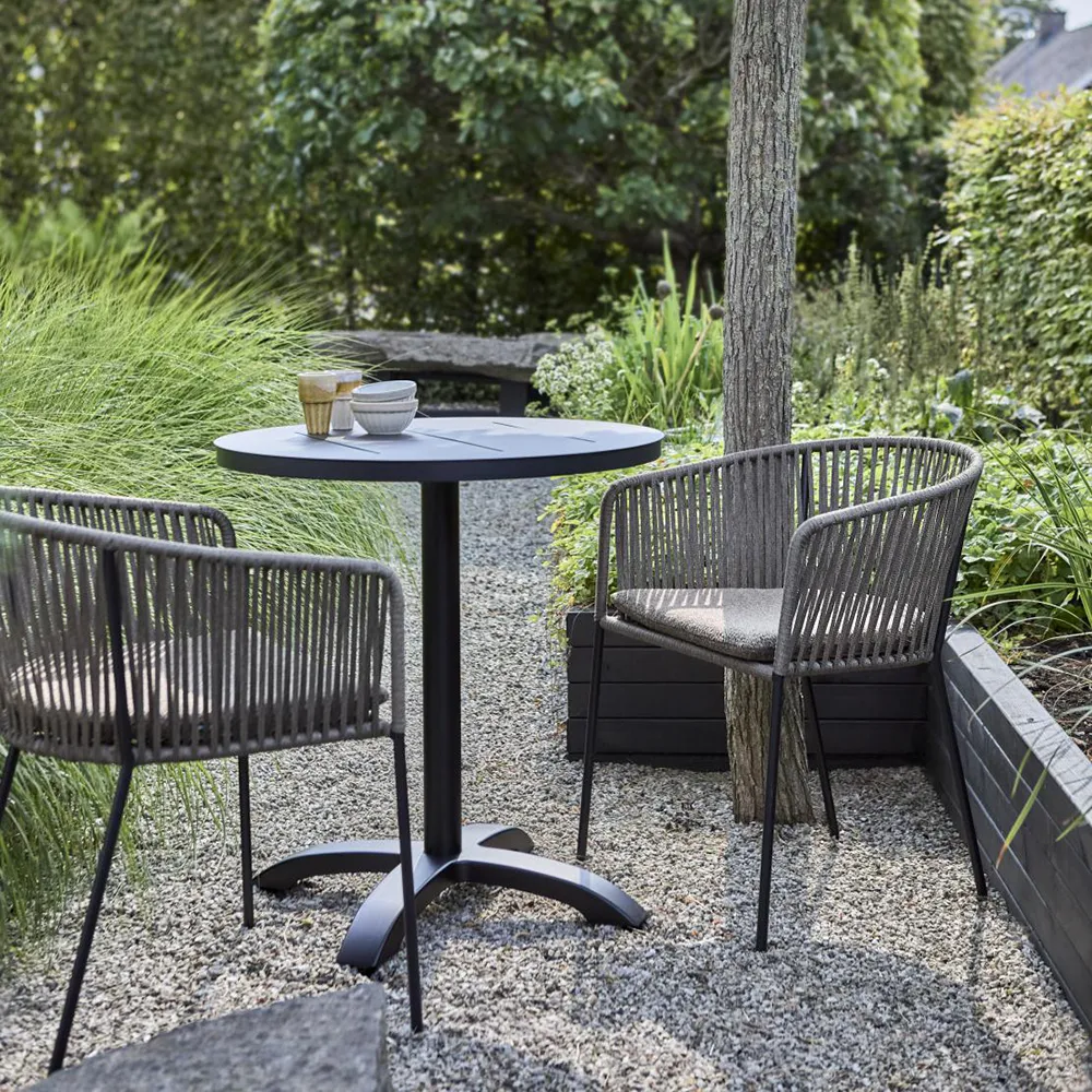 PIATTO Stuhl mit Armlehnen – Raw Peanut / Schwarz