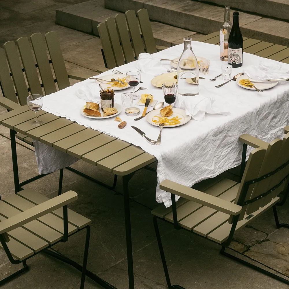 Tisch B31 170 Eiche grün lackiert / Gestell schwarz