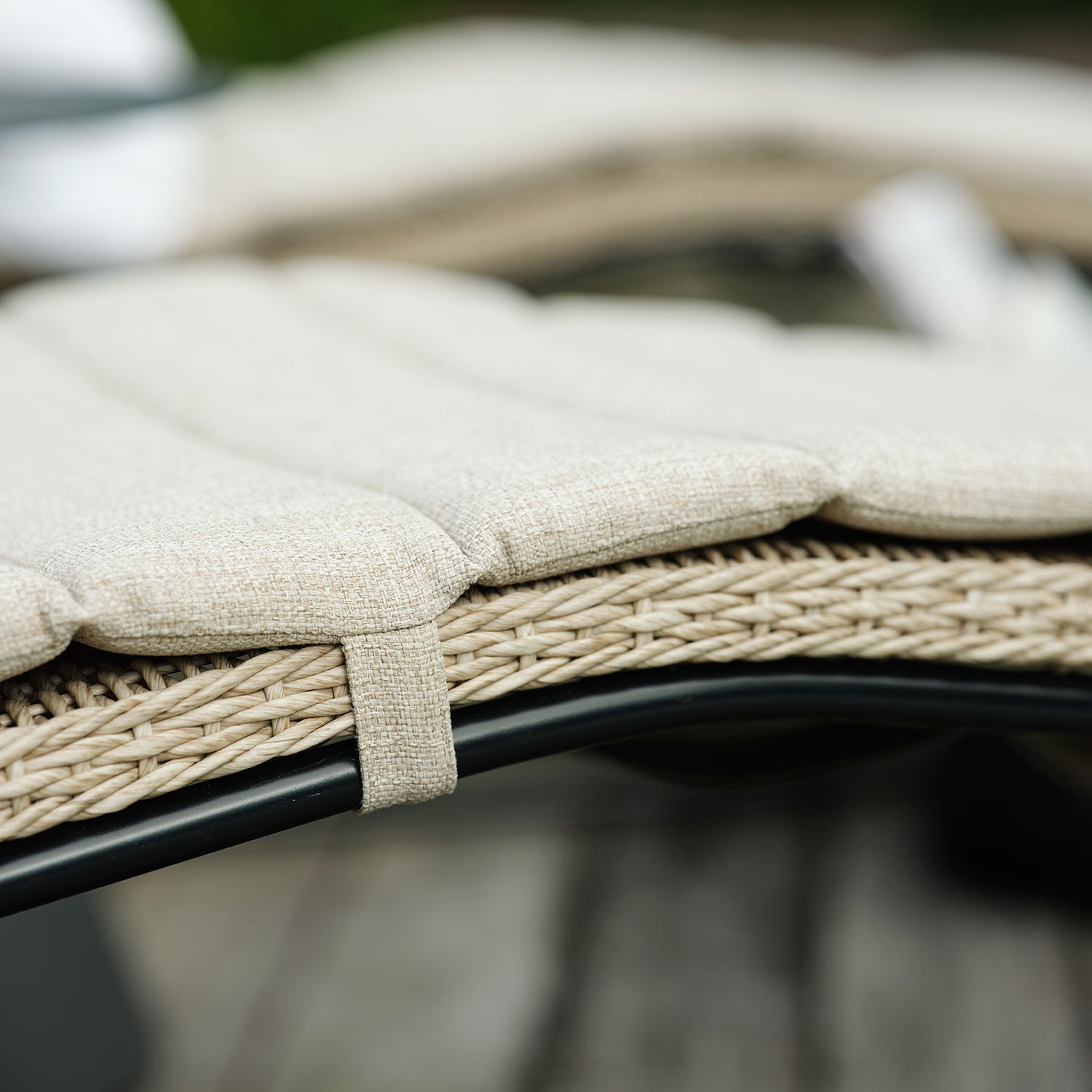 Akleja Liegebett beige mit Kissen