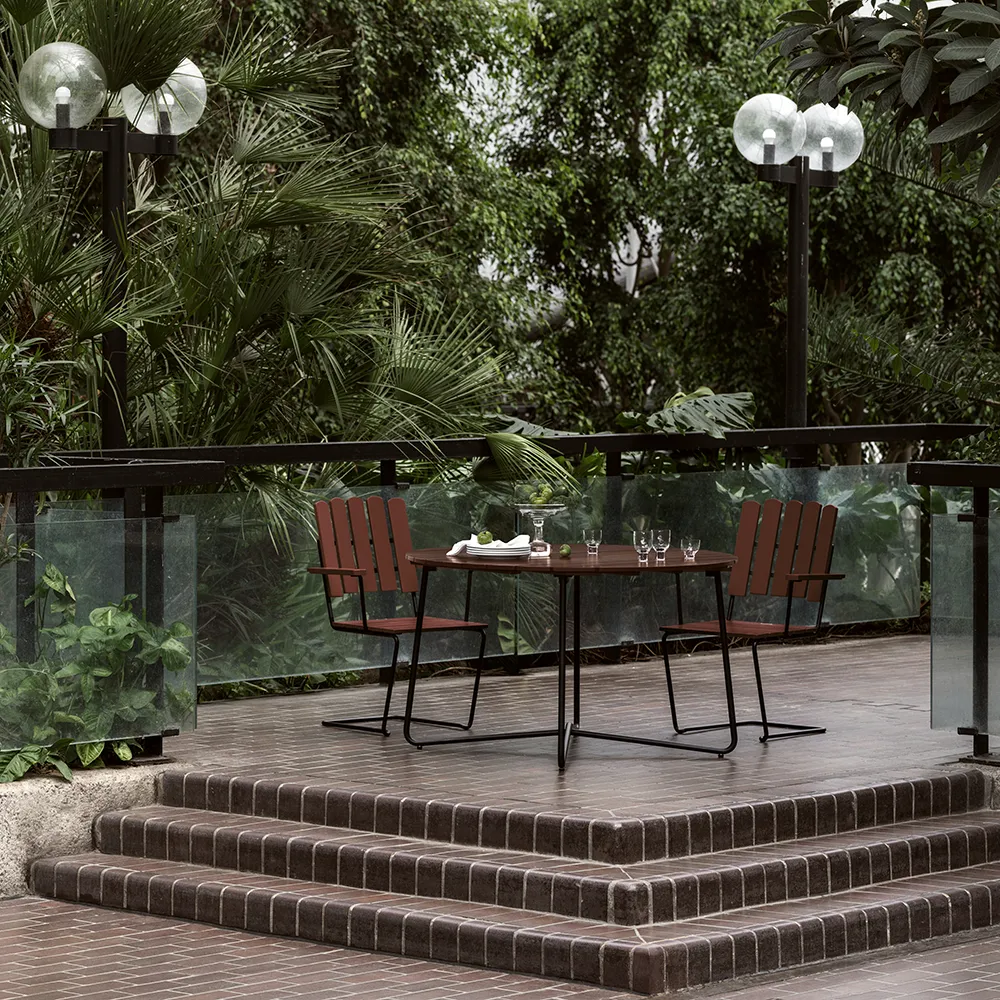 A2 Sessel Dunkelrot lackierte Eiche / Schwarz