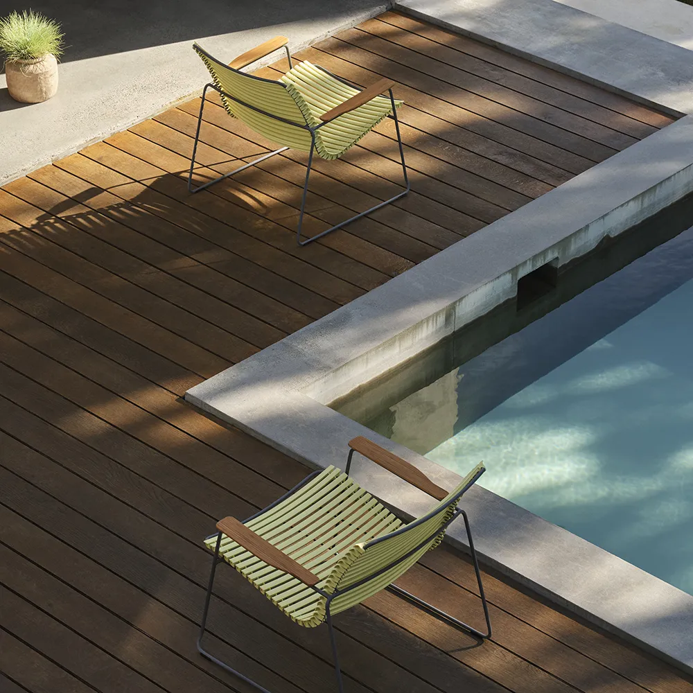 Click Roomy lounge chair Paprika. Frame: Grey. Armrest: Bamboo