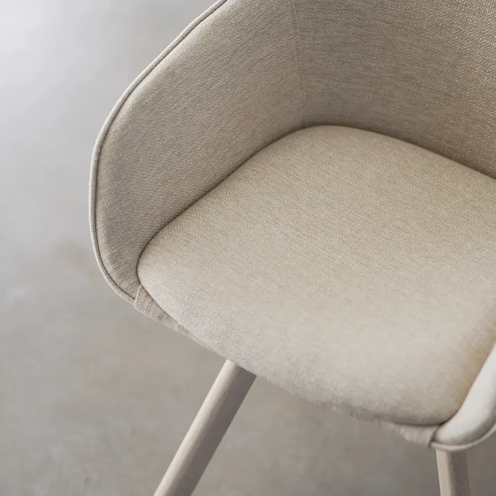 Alison Stuhl mit Armlehnen hellbeiger stoff/weiß pigmentierte eichenbeine