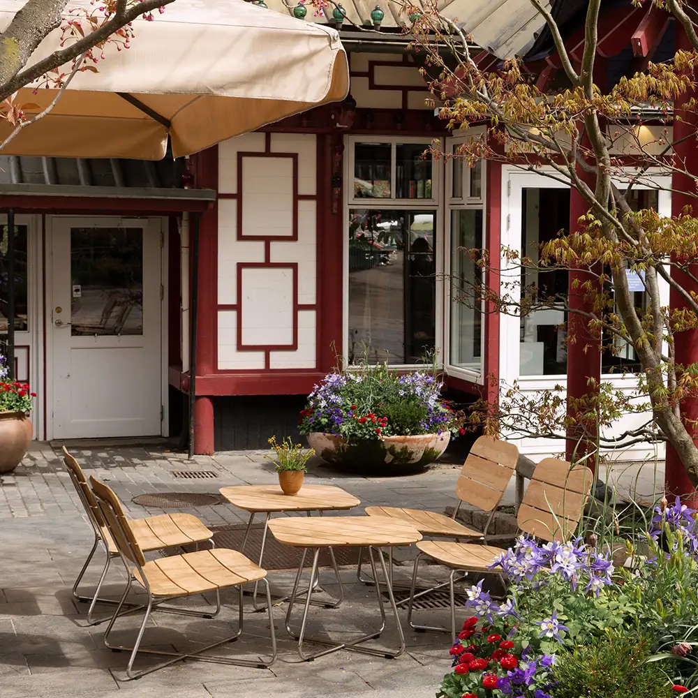 Lilium Couchtisch 60x60 cm Teak