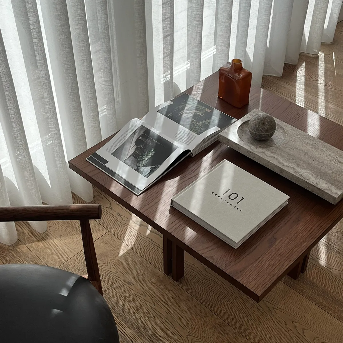 Couchtisch aus Eiche 80x80 Plinth Classic Brown Oak