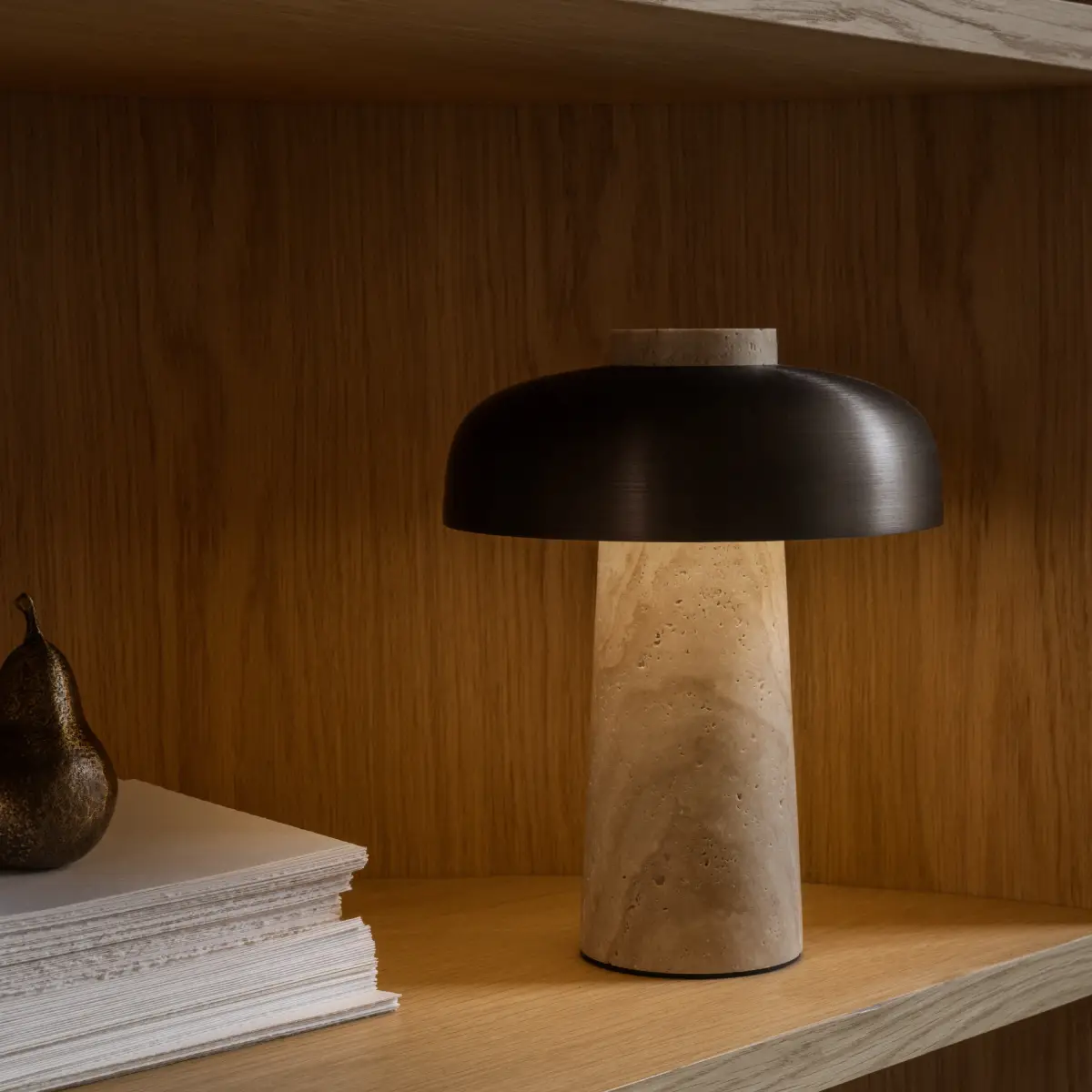Reverse tragbare Tischlampe Travertine, Sand/Aluminium, brüniert