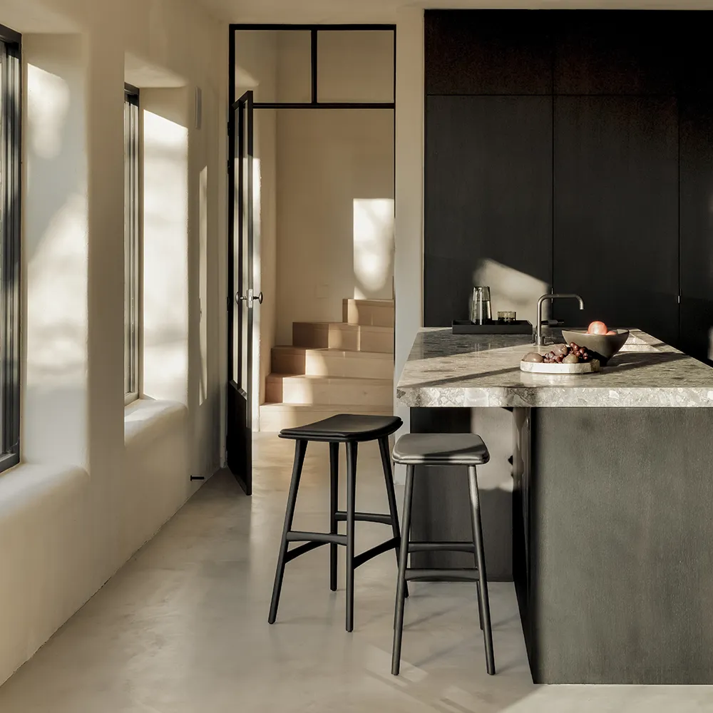 Osso Hocker Niedrig Eiche schwarz lackiert/Leder schwarz 